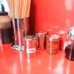 ラーメン二郎 - 卓上調味料