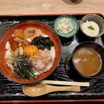 Yorozu ya - よろずの海鮮丼定食(¥980)ライス大盛り無料です♪