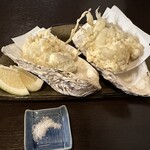 手打そば さか間 - 立派な牡蠣の天ぷら　緑のレモンの香りがキリッと爽やか✨