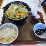 すき家 - 料理写真:牛すき鍋定食・ご飯ミニ（税込860円）