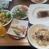 Cozy - 天麩羅、ポークステーキ、グリーンサラダ、ピラフ、サーモンのマリネ、スパゲティサラダ