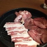 炭火焼肉処じゅうじゅう - 最初に出てきた、肉の盛り合わせ。