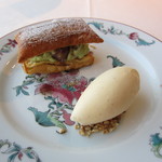 ミクニ ヨコハマ - デザートがボリューミィだと満足感いっぱい。抹茶あずきパイとバニラアイス。