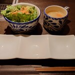 Yokohama Yakiniku Kintan - サラダとスープはおかわり自由。スープ、油揚げの入ったお味噌汁でした。