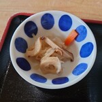 Matsuya Sushi - ◯煮物
                      大根と竹輪、人参が薄味の薄口醤油出汁で煮られていて
                      会席料理店で出てきそうなお上品な美味しい味わい
                      
                      人によっては薄過ぎると感じるかも❔
                      僕はこの味わい、凄く好みだねえ❕