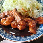 まつや寿司 - しかし脂身はこのおっさんが食べても
気持ち悪く感じない
このおっさん
質の悪い豚肉の脂は吐き気がしてしまうので、、、

味付けは
醤油、味醂、砂糖、塩❔軽くソースなのかな❔
大き目なニンニクチップ入り