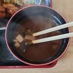 Matsuya Sushi - ◯お味噌汁
                      よ〜く煮込んである感じで
                      赤出汁に円やかささえ感じる
                      
                      ワカメ、揚げ、豆腐が煮込まれて❔(笑)いる
                      
                      普通には美味しい味わい