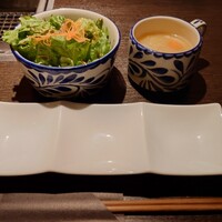 横浜焼肉kintan - サラダとスープはおかわり自由。スープ、油揚げの入ったお味噌汁でした。