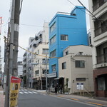 Sanji - 次の通りを左折すると見えてくる水色のビル