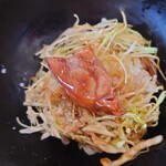 まつや寿司 - ご飯の上にタレに潜らせたキャベツ
トンテキを載せて食べてみたら
これはガッツリと旨いんじゃないかっ❕
トンテキソースの味わい付いたキャベツのお陰か
肉の匂いも忘れるほど
サッパリとバランスも良くて美味