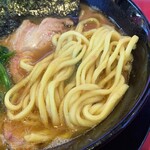 家系ラーメン たつ家 - 王道家の麺は弾力がありました。