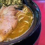 家系ラーメン たつ家 - コクがありながらキレもあるスープ。