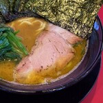 家系ラーメン たつ家 - 肩ロースのチャーシューはスモーク感強め。