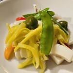 400℃ PIZZA - 【写真②】ハリイカ 黄ニラ ライムとバージンオイルマリネ