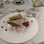 メインダイニングルーム 三笠 - 栗のチーズケーキ、カシスシャーベット、バニラのムース、ココアクッキーとナッツ