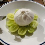 400℃ PIZZA - 【写真①】イタリア直送便 水牛ブッラータ、シャインマスカット