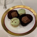 メインダイニングルーム 三笠 - ピスタチオのマカロン、シャンパーニュチョコレート