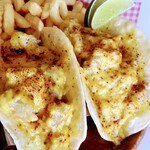 Honey Moon Cafe＆Bar - 蜂蜜とマスタード　下味をしっかり浸けた鶏もも
                      人気の　
                      　　　　ハニーマスタードチキンTACOS
                      老若男女問わず虜にする
                      辛くないTACOSです！！
                      こちらも人気のTACOSとなります！