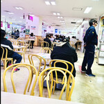らーめん 匠亭 - お客様たち　フードコート　ほぼ匠亭のお客様　　お客様が入ればモッテコイの立地じゃないですか？byまみこまみこ