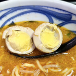 らーめん 匠亭 - 決して味玉ではないから、このしっかりしたスープには黄身がちょうど良いのです〜