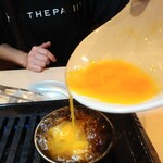 府中肉流通センター - にんにくのホイル焼き329円に生卵54円をトロ～リ