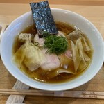 飯田商店 - わんたん入りしょうゆらぁ麺