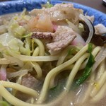 長崎菜館 - 具材レパートリー＆麺・お汁：小海老は2つと。本日は小さい牡蠣1つあり❤️。