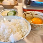 はり重 - ご飯はお櫃にご用意して下さいます
      玉子は二個付き