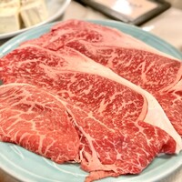 はり重 道頓堀本店 - お昼のすき焼きを頂きました。良いサシ♡
                      こちらでは黒毛和牛の雌牛のお肉のみ使用されています