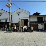 カステラ ド パウロ - 元酒蔵だった店舗とカフェ待ちの人たち