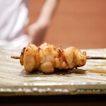 Yakitori Kadan - ◆かしわ
                        弾むようなプルンとした身から漲る甘い肉汁と交わるサラッとしたタレが心地よく浸透！
                        タレと相乗させる伊達鶏の旨みに満ちた抜群の美味しさ！
