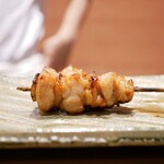 焼鳥火團 - ◆かしわ
            弾むようなプルンとした身から漲る甘い肉汁と交わるサラッとしたタレが心地よく浸透！
            タレと相乗させる伊達鶏の旨みに満ちた抜群の美味しさ！