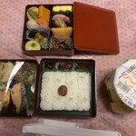 淡路屋 - 豪華な三段重をパカっ。