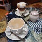 カフェ ラボ ハマダ - 奥がカフェラテ、手前がコーヒー（ホット）