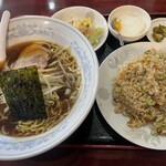 美味来 - 料理写真:ラーメンセット
ラーメン＋五目チャーハン