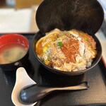 ひえつき食堂 - 黄金色に輝くカツ丼