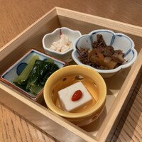 日本料理 からまつ - 二の重・小鉢(牛しぐれ煮・数の子ワサビ和え・胡麻豆腐・野沢菜漬け)