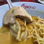 Kurumaya Ramen - チャーシューも餃子も味噌スープで温め合ってます
