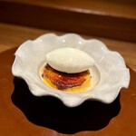 アカ - ❿カタラーナ　ハーブティー ～表面をキャラメリゼした固いミルクプリンのカタラーナ。うえには山羊のミルクのアイス。