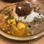 カレー&スパイス ハナコ - 【３種盛り】・定番「季節野菜とにんにくのカレー」 ・定番「ハーブ香るマトンキーマ」 ・季節限定「蒸し鶏入り豆乳きのこカレー」