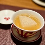 アカ - ❻ハモンセラーノ 大根のスープ ～90°Cで5時間抽出したハモンセラーノは風味豊かな味わいをもたらして、軽い塩味が旨味を引立てる。濃くがあり美味すぎる”おでん”と言っても過言ではないかな。