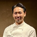 アカ - 凛々しい立ち姿の東シェフ。