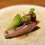 アカ - ❶余市の鰤 〜2週間寝かせパリッと焼いた余市産の鰤に青芯大根のマリネ、シェリーワインビネガーを使った酸味あるソースで。鰤の脂を酸味あるソースで優しい旨みに昇華した一品。