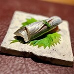 アカ - ❷小肌のボカディージョ 〜"The aca"と言える東シェフのスペシャリテ。トマトを練り込んだパンにビネガーでマリネした小肌を大葉で包んで。進化しているのか、前回よりも美味しく感じる♡