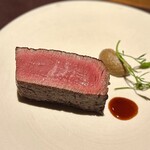 アカ - ❼兵庫県産和牛のヒレ　薪焼き 〜脂質の少ないヒレは火入れも抜群で薪の香りが染みいる。お肉のソースと牛蒡のピューレを添えて。柔らかくナイフがス〜っと通るお肉は切り口で更に旨くなる。スリランカ産の生胡椒。