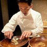 アカ - 東シェフが自ら大きな香箱蟹の甲羅をのせたインパクト抜群のパエリアを取り分けて頂く。