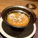 アカ - 鱈白子と車海老のアヒージョ　 〜とろっとろの鱈とプリッとした車海老が浮かびアヒージョ好きには堪らない一品。自家製ライ麦パンにソースをたっぷりと吸わせると得も言えぬ極上の一品に。