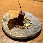 アカ - ⓫生チョコ、アマゾンカカオ、林檎のチップ添え