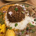 カレー&スパイス ハナコ - 【３種盛り】・定番「季節野菜とにんにくのカレー」 ・定番「ハーブ香るマトンキーマ」 ・季節限定「蒸し鶏入り豆乳きのこカレー」