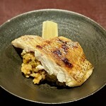 アカ - ❸ノドグロのパエリア 〜分厚い身から旨味が滲み出るので「ソースとしてお使い下さい」。大きく切り分けパエリアに絡めるとまさにソースのようにジュワッと脂が絡み旨味が増して頂ける。